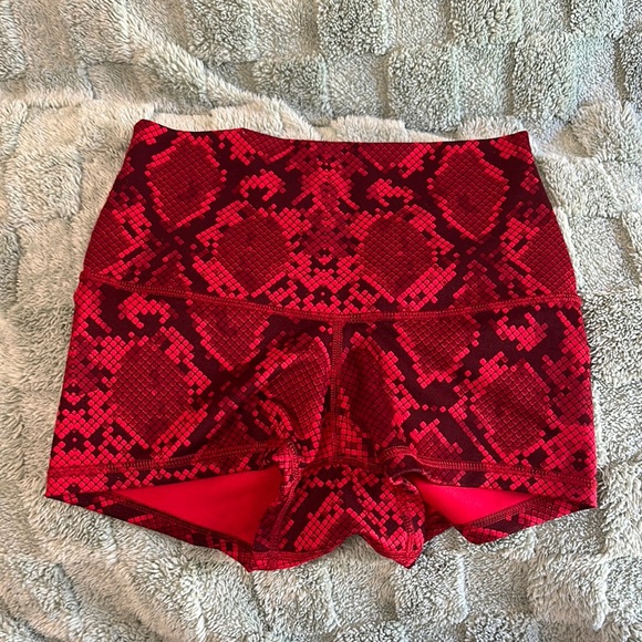 Lululemon Boogie Short Roll Down Ziggy Snake Red Tide Cranberry - Picture 1 of 5